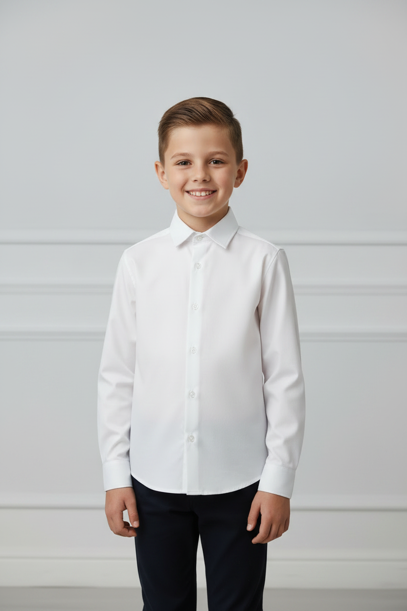 Garçon portant la chemise habillée Taïno blanche