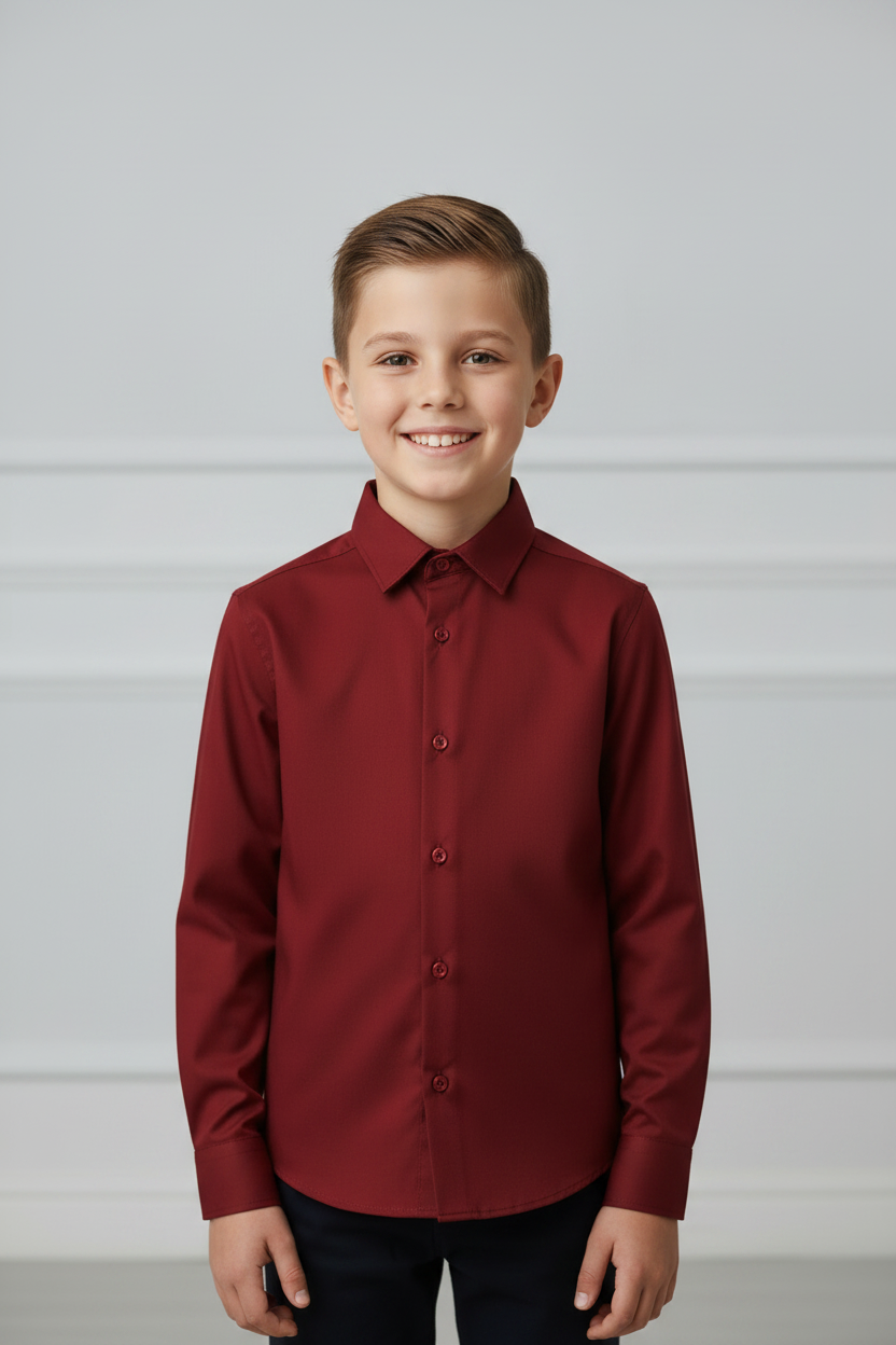 Garçon portant la chemise habillée Taïno bordeaux
