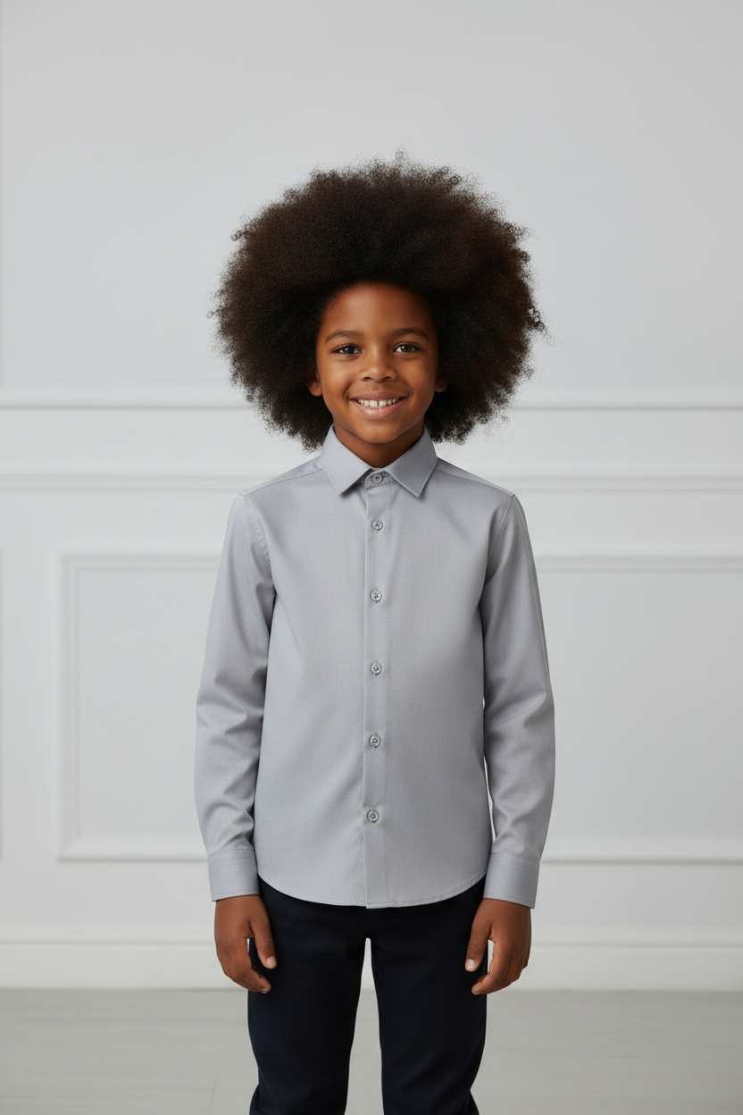 Garçon afro portant la chemise habillée Taïno grise