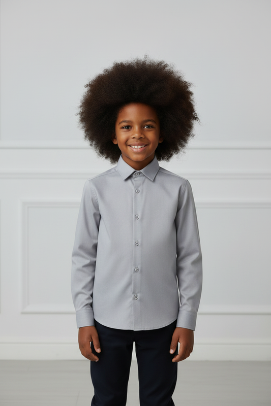 Garçon afro portant la chemise habillée Taïno grise