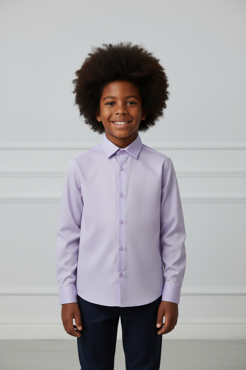 Garçon afro portant la chemise habillée Taïno lavande